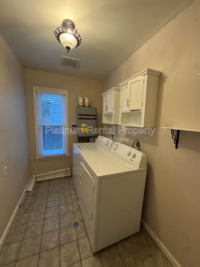 Building Photo - 1886 Benson Ave SE