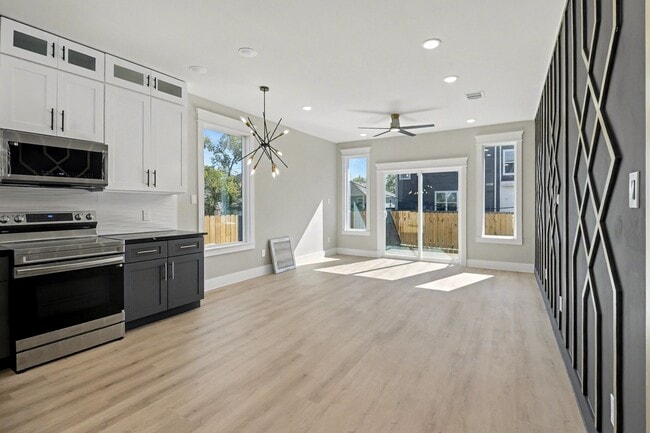 Building Photo - 5000 Higgins St