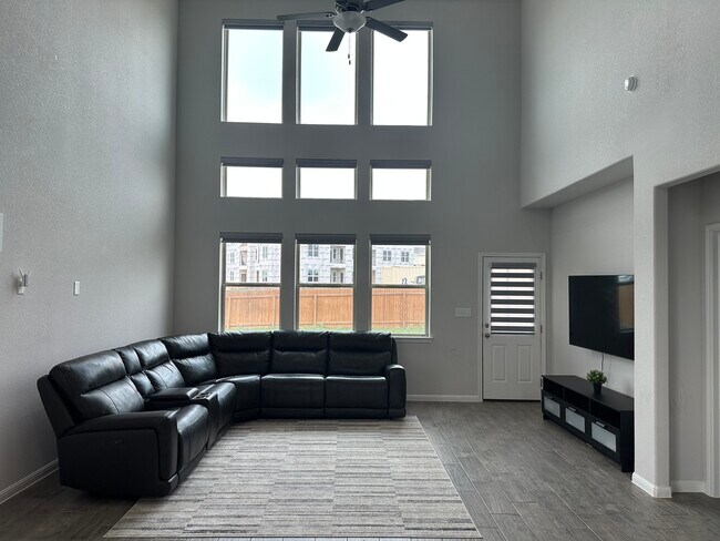 Primary Photo - 316 Greenway Dr