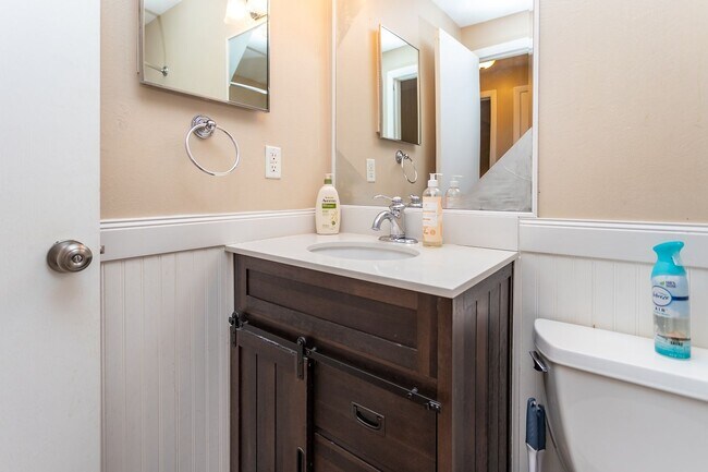 Building Photo - BEAUTIFUL 4BD SPLIT-LEVEL HOME in VILLA LO...