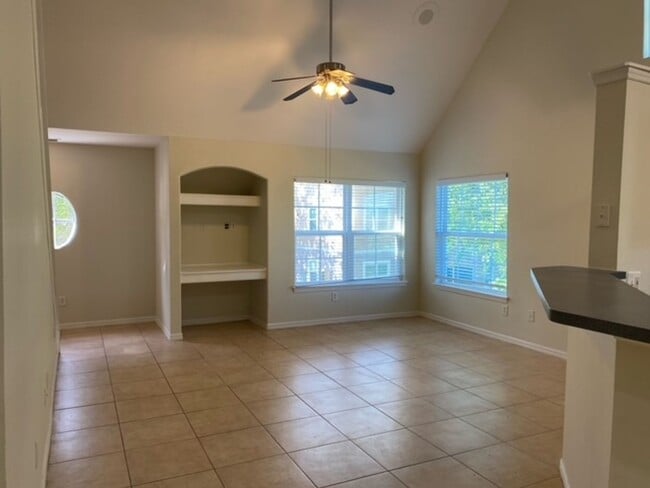 Building Photo - Hamptons in Metrowest  3 bedroom 2 Bath wi...