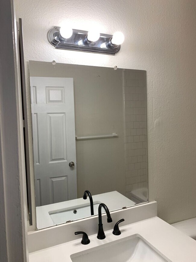 Building Photo - 4401 Parkwood Ct