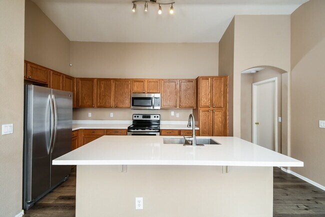 Building Photo - 975 E Vernoa St