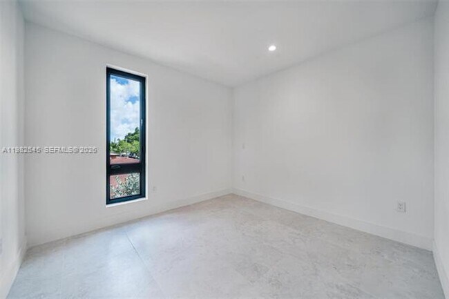 Building Photo - 2937 SW 21st St