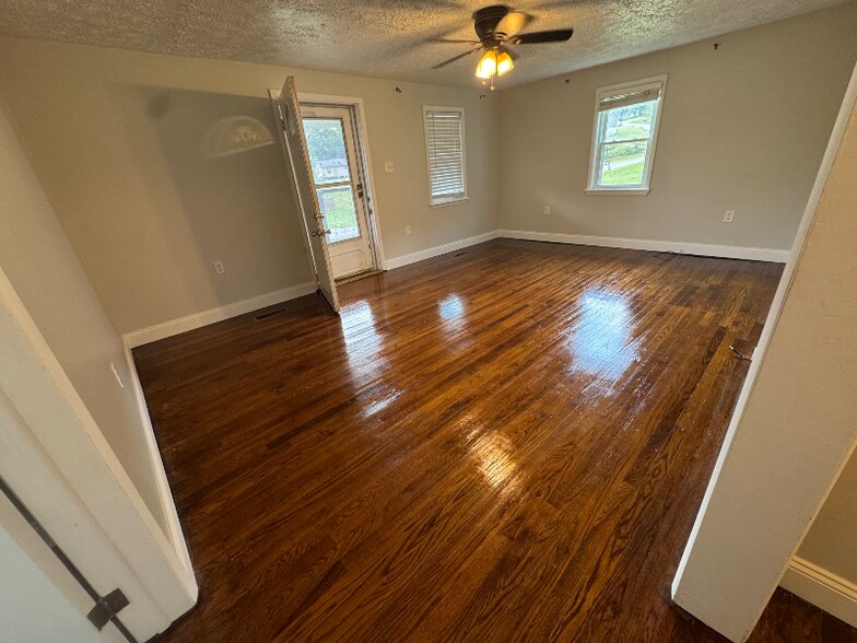 Building Photo - 401 Hollingsworth Cir