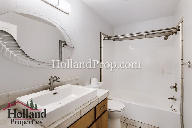 Building Photo - Single level, newly remodeled, in a great Hillsboro location