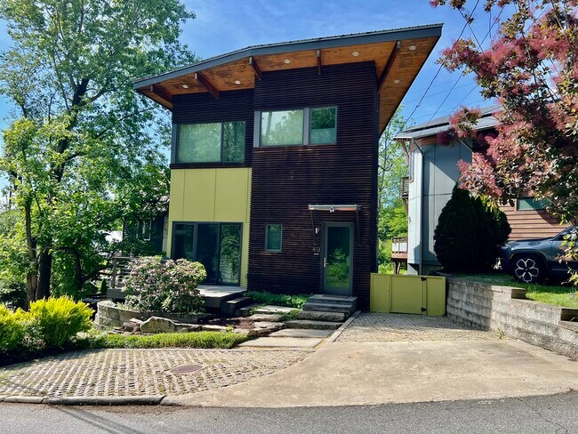 Building Photo - 413 W Haywood St