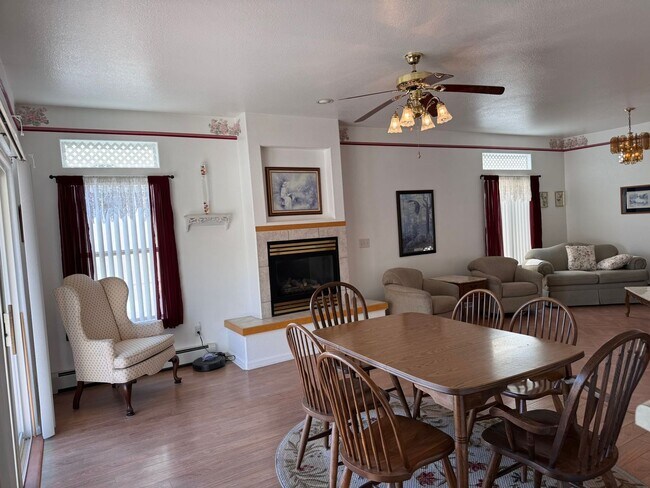 Building Photo - Fully Furnished 3Bed, 2Bath, 2Car Garage i...