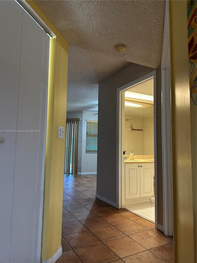 Building Photo - 2653 SE 20th Ct
