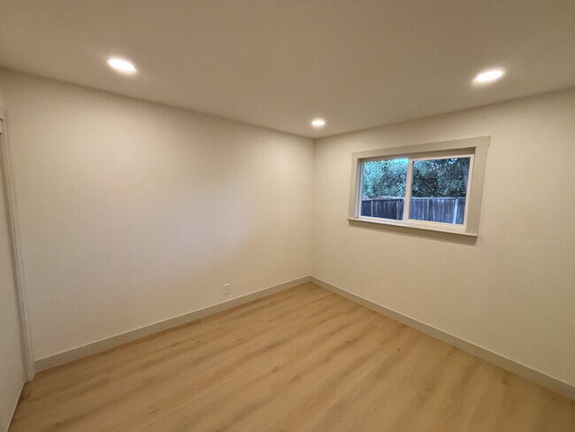 Building Photo - 946 Notre Dame Ave