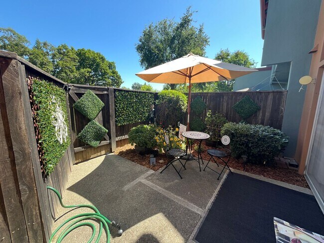 Building Photo - Charming 2-Story Condo on Greenbelt-$500 O...