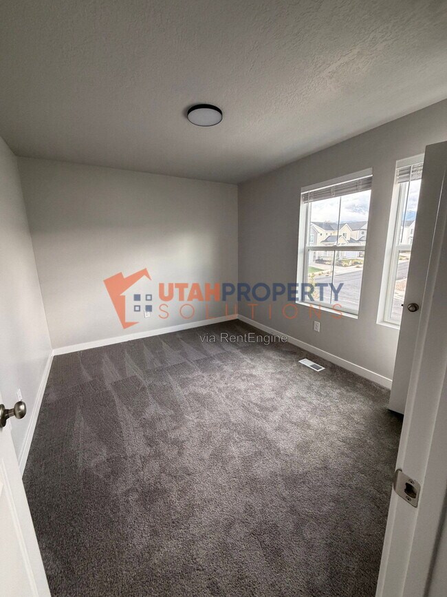 Building Photo - 12927 Twisted Oak Dr