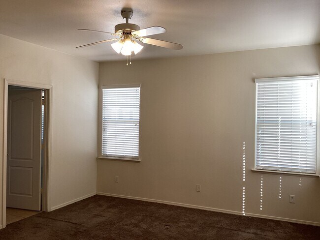 Building Photo - 15 W Brittany Ln