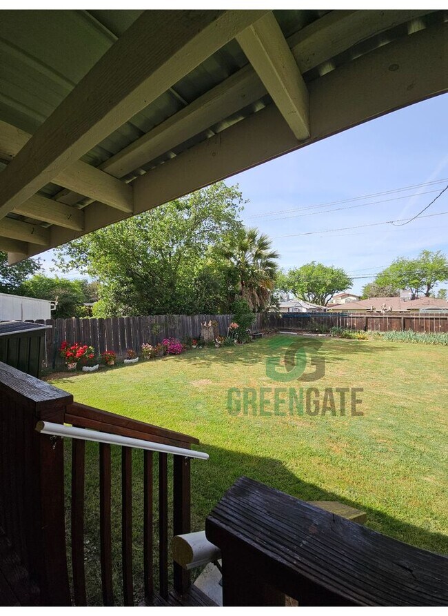 Building Photo - AVAILABLE NOW!! 3 Bedroom 2 Bath Home in Tracy!