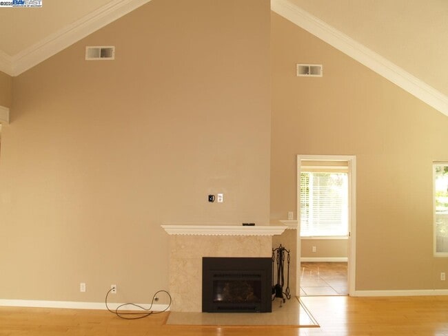 Building Photo - 647 Doral Dr