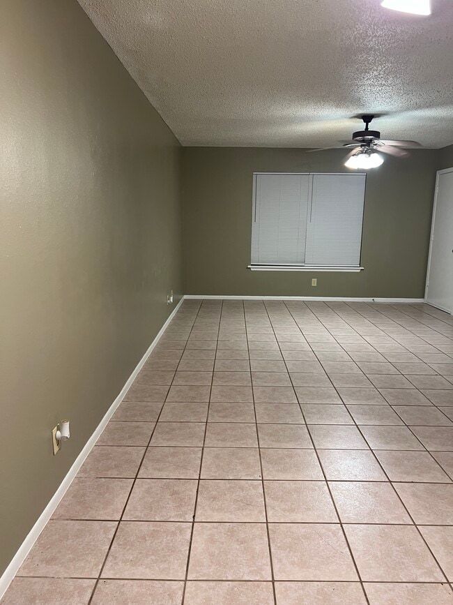 Building Photo - 901 Castle Heights Dr