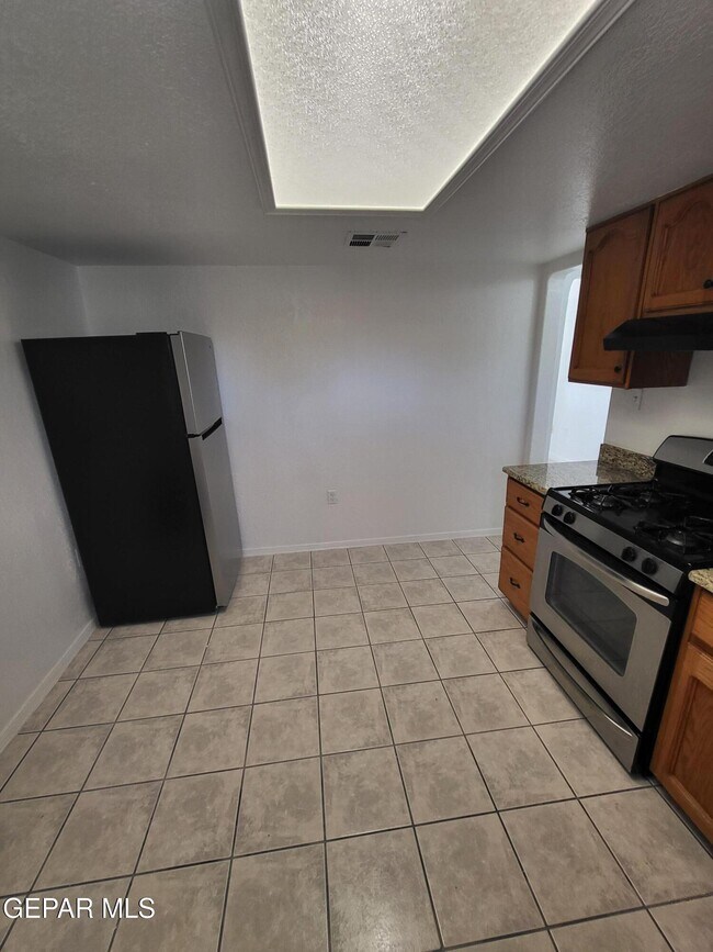 Building Photo - 4600 Sierra Vista Dr