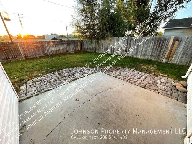 Building Photo - 16726 Sadie Ave