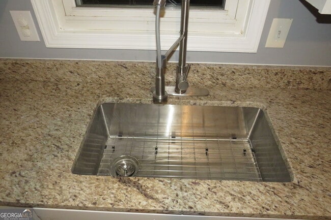 Building Photo - 1105 Hampton Rd