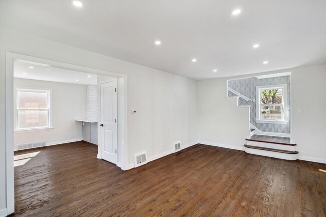 Building Photo - 248 Adelaide Pl