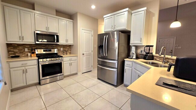 Building Photo - 6007 Vero Dr