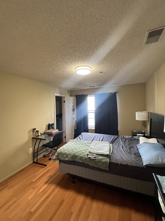 Building Photo - 30 Richmond Street4 - Master Bedroom