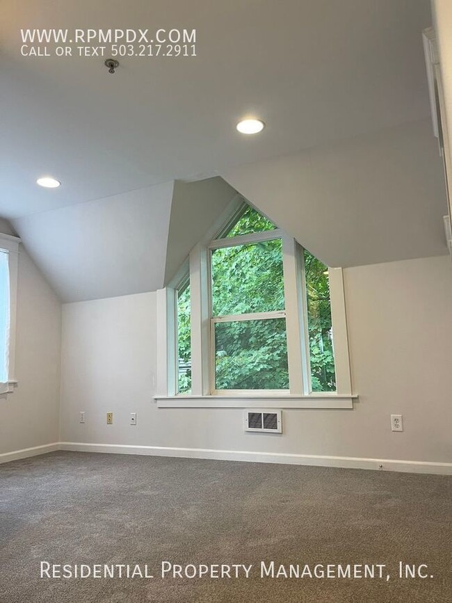 Building Photo - Sunlit End Unit 2 Bedroom Plus Flex Space,...