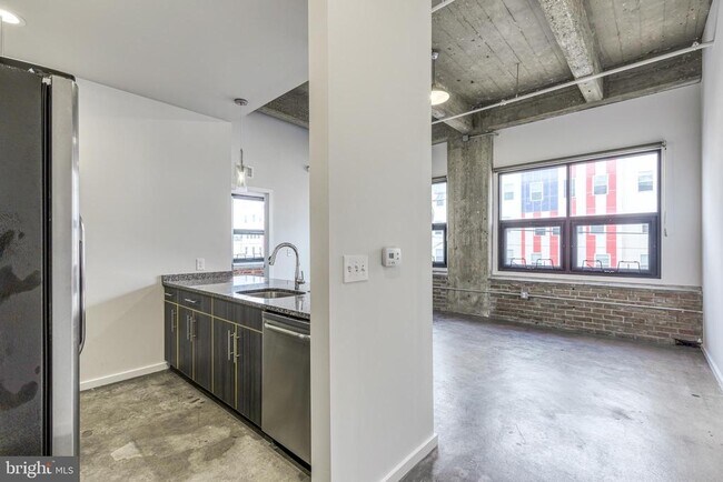 Primary Photo - 4800 Brown St