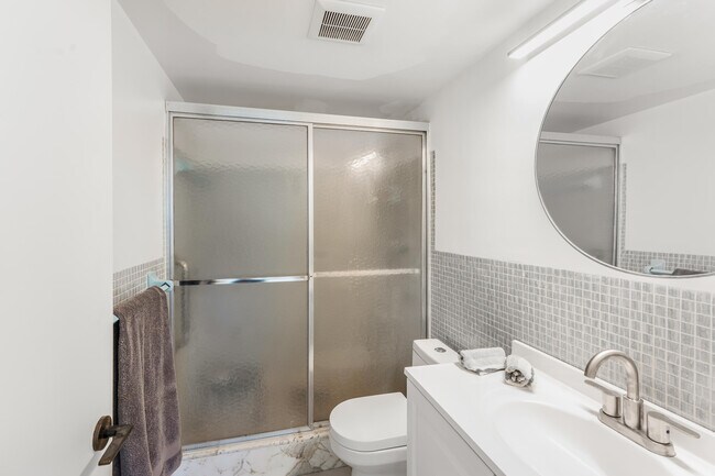 Building Photo - 200 E Royal Palm Rd