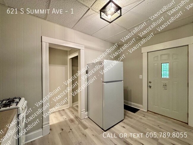 Building Photo - 621 S Summit Ave