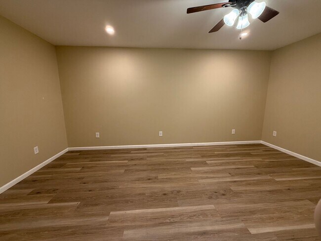 Building Photo - 678 Jefferson Dr