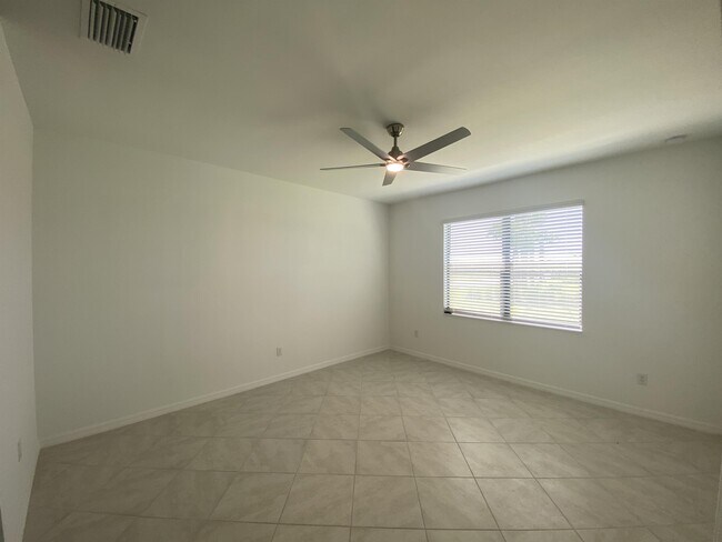 Building Photo - 1833 W Isles Rd
