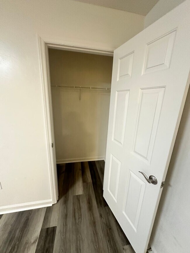 Building Photo - 1 Bedroom Available Collegiate Court  (SUB...