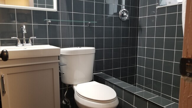 Building Photo - 1952 Madison St