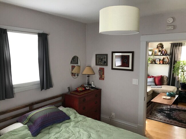 Building Photo - NE Duplex For Rent