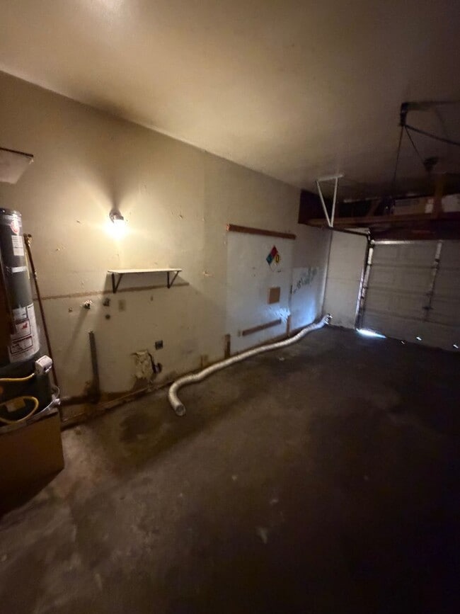 Building Photo - 3 bedroom 1 bath duplex