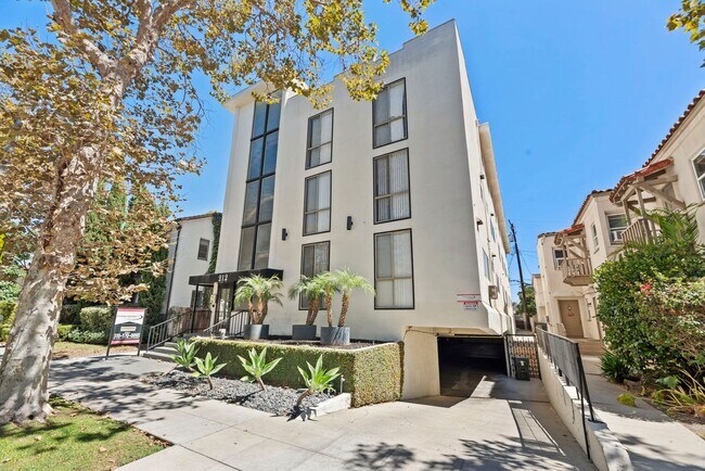 Building Photo - 212 S Arnaz Dr