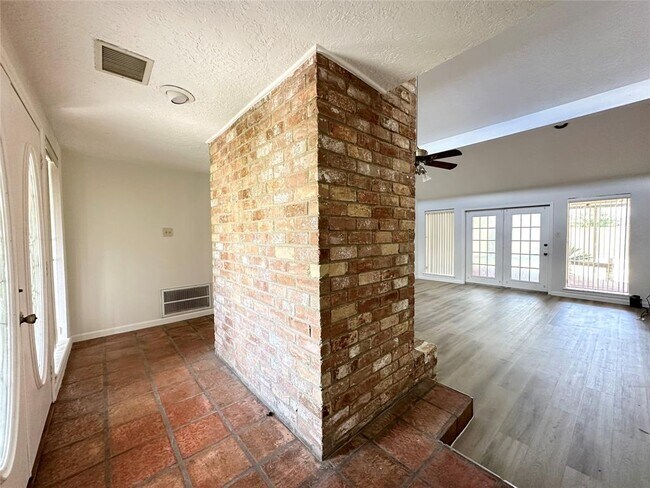 Building Photo - 6102 Howland Ct