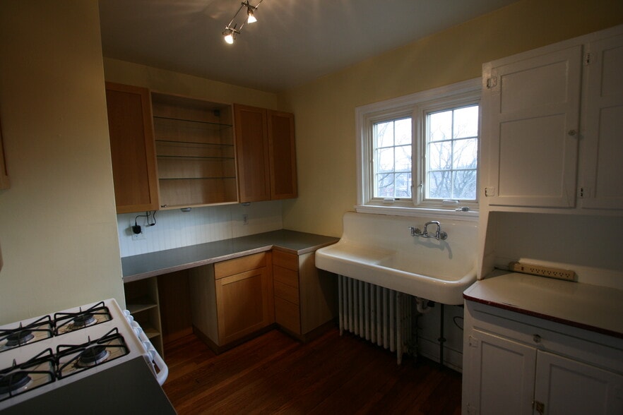 Kitchen with window with nice view - 330 S Aiken Ave
