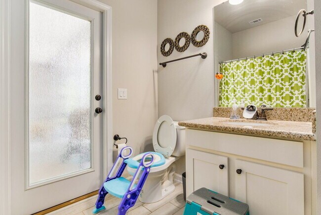 Building Photo - Bright, Beautiful Home in the Highly Desirable Sunrise Gated Community!