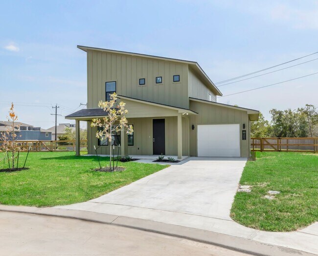 Building Photo - NOW LEASING!  4 bed, 4.5 bath modern home