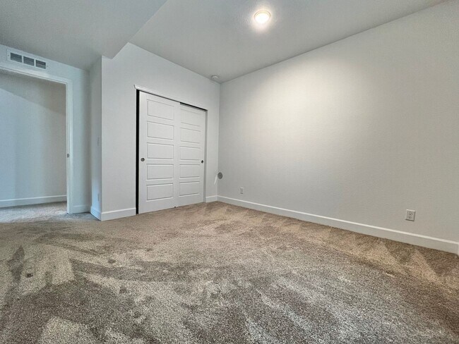 Building Photo - 5636 Bay Hl Dr