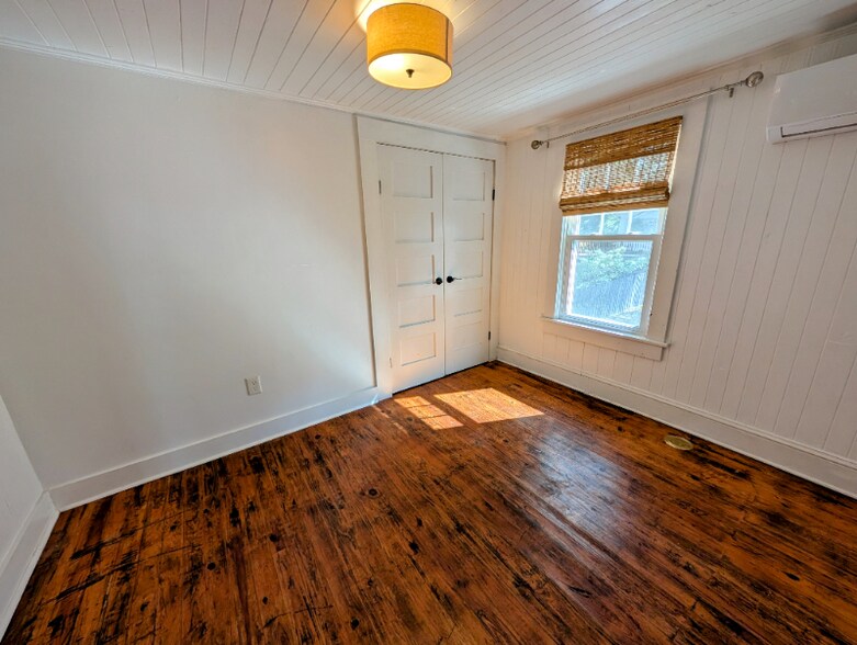 Building Photo - 302 Davis St