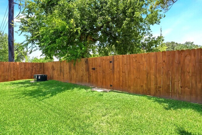 Building Photo - 16007 Ridgegreen Dr