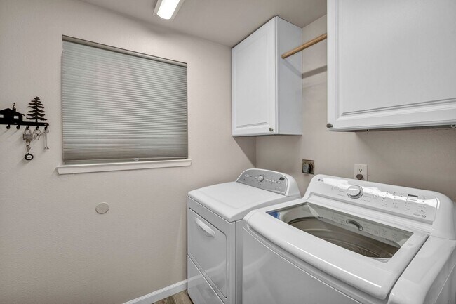 Building Photo - FULLY FURNISHED MOUNTAIN VIEW RETREAT with HOT TUB, RV PARKING & NO HOA