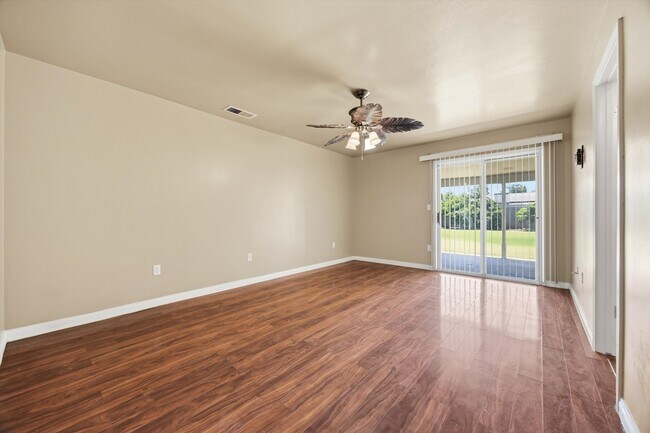 Building Photo - 5809 Roscomare St