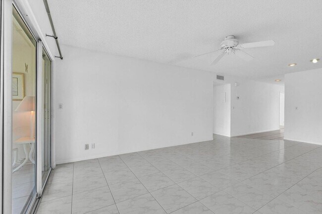 Building Photo - Beautiful 2 bedroom 2 bath in Delray - Desired 55+ community