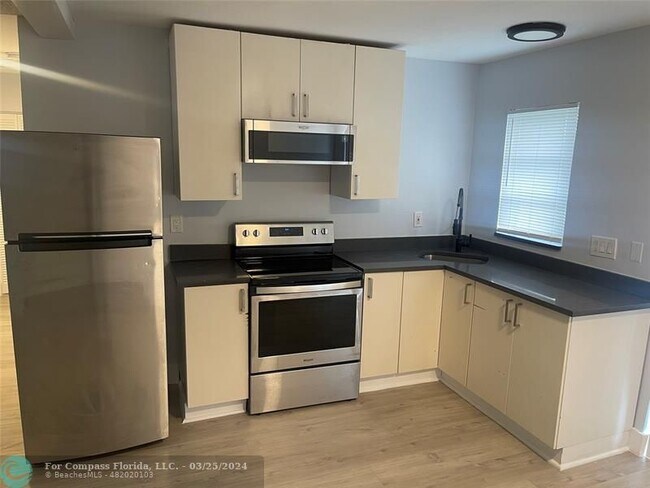 Building Photo - 780 NE 46th Ct