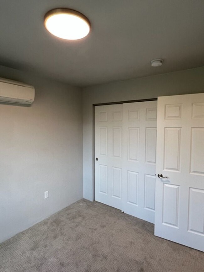 Building Photo - 2 BEDROOM/ 2 LEVELS TOWNHOME (Down the hill in front of Taco Bell in Phoenix Oregon)
