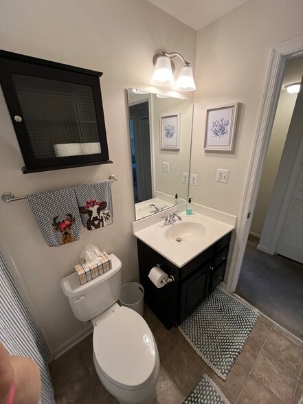 Second full bathroom - 2172 Whispering Hollow Ln